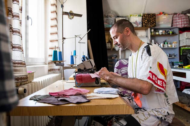 Andrea Bonfini von Berliner Fashion Label Fade Out produziert Mundschutzmasken, momentan hauptsaechlich fuer Bekannte und Freunde, in seinem Atelier in Berlin am 9. April 2020. Die von Bund und Laender um die Verbreitung des Coronavirus (SARS-CoV-2) zu verlangsamen beschlossenenen Massnahmen dauern auch vor der Ostertage weiter an. Die Debatte ueber eine Mundschutzpflicht und die Wirksamkeit der Masken dauert in der Oeffentlichkeit weiter an. Coronavirus in Berlin