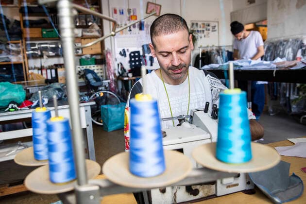 Andrea Bonfini (C) und sein Partner Tobi (R) von Berliner Fashion Label Fade Out produzieren Mundschutzmasken, momentan hauptsaechlich fuer Bekannte und Freunde, in seinem Atelier in Berlin am 9. April 2020. Die von Bund und Laender um die Verbreitung des Coronavirus (SARS-CoV-2) zu verlangsamen beschlossenenen Massnahmen dauern auch vor der Ostertage weiter an. Die Debatte ueber eine Mundschutzpflicht und die Wirksamkeit der Masken dauert in der Oeffentlichkeit weiter an. Coronavirus in Berlin