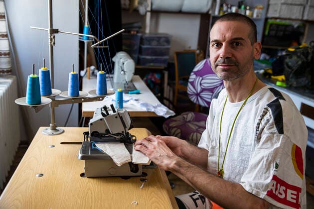 Andrea Bonfini von Berliner Fashion Label Fade Out produziert Mundschutzmasken, momentan hauptsaechlich fuer Bekannte und Freunde, in seinem Atelier in Berlin am 9. April 2020. Die von Bund und Laender um die Verbreitung des Coronavirus (SARS-CoV-2) zu verlangsamen beschlossenenen Massnahmen dauern auch vor der Ostertage weiter an. Die Debatte ueber eine Mundschutzpflicht und die Wirksamkeit der Masken dauert in der Oeffentlichkeit weiter an. Coronavirus in Berlin