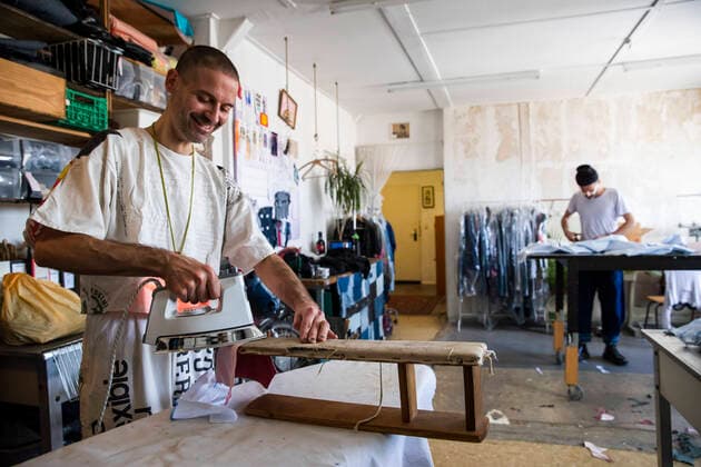 Andrea Bonfini (L) und sein Partner Tobi (R) von Berliner Fashion Label Fade Out produzieren Mundschutzmasken, momentan hauptsaechlich fuer Bekannte und Freunde, in seinem Atelier in Berlin am 9. April 2020. Die von Bund und Laender um die Verbreitung des Coronavirus (SARS-CoV-2) zu verlangsamen beschlossenenen Massnahmen dauern auch vor der Ostertage weiter an. Die Debatte ueber eine Mundschutzpflicht und die Wirksamkeit der Masken dauert in der Oeffentlichkeit weiter an. Coronavirus in Berlin