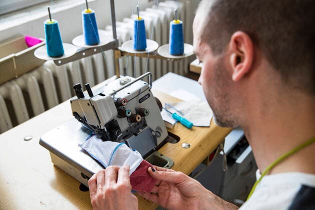 Andrea Bonfini von Berliner Fashion Label Fade Out produziert Mundschutzmasken, momentan hauptsaechlich fuer Bekannte und Freunde, in seinem Atelier in Berlin am 9. April 2020. Die von Bund und Laender um die Verbreitung des Coronavirus (SARS-CoV-2) zu verlangsamen beschlossenenen Massnahmen dauern auch vor der Ostertage weiter an. Die Debatte ueber eine Mundschutzpflicht und die Wirksamkeit der Masken dauert in der Oeffentlichkeit weiter an. Coronavirus in Berlin