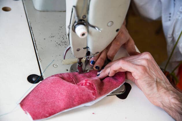 Andrea Bonfini von Berliner Fashion Label Fade Out produziert Mundschutzmasken, momentan hauptsaechlich fuer Bekannte und Freunde, in seinem Atelier in Berlin am 9. April 2020. Die von Bund und Laender um die Verbreitung des Coronavirus (SARS-CoV-2) zu verlangsamen beschlossenenen Massnahmen dauern auch vor der Ostertage weiter an. Die Debatte ueber eine Mundschutzpflicht und die Wirksamkeit der Masken dauert in der Oeffentlichkeit weiter an. Coronavirus in Berlin