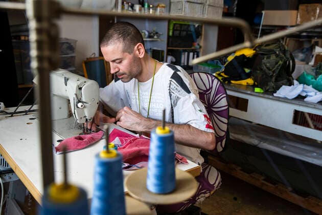 Andrea Bonfini von Berliner Fashion Label Fade Out produziert Mundschutzmasken, momentan hauptsaechlich fuer Bekannte und Freunde, in seinem Atelier in Berlin am 9. April 2020. Die von Bund und Laender um die Verbreitung des Coronavirus (SARS-CoV-2) zu verlangsamen beschlossenenen Massnahmen dauern auch vor der Ostertage weiter an. Die Debatte ueber eine Mundschutzpflicht und die Wirksamkeit der Masken dauert in der Oeffentlichkeit weiter an. Coronavirus in Berlin