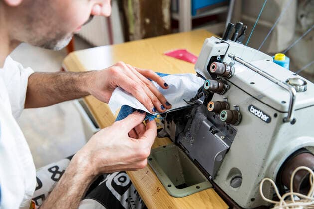 Andrea Bonfini von Berliner Fashion Label Fade Out produziert Mundschutzmasken, momentan hauptsaechlich fuer Bekannte und Freunde, in seinem Atelier in Berlin am 9. April 2020. Die von Bund und Laender um die Verbreitung des Coronavirus (SARS-CoV-2) zu verlangsamen beschlossenenen Massnahmen dauern auch vor der Ostertage weiter an. Die Debatte ueber eine Mundschutzpflicht und die Wirksamkeit der Masken dauert in der Oeffentlichkeit weiter an. Coronavirus in Berlin