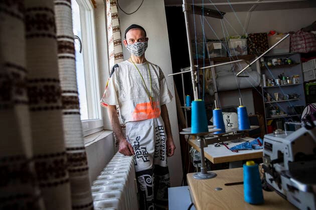 Andrea Bonfini von Berliner Fashion Label Fade Out produziert Mundschutzmasken, momentan hauptsaechlich fuer Bekannte und Freunde, in seinem Atelier in Berlin am 9. April 2020. Die von Bund und Laender um die Verbreitung des Coronavirus (SARS-CoV-2) zu verlangsamen beschlossenenen Massnahmen dauern auch vor der Ostertage weiter an. Die Debatte ueber eine Mundschutzpflicht und die Wirksamkeit der Masken dauert in der Oeffentlichkeit weiter an. Coronavirus in Berlin