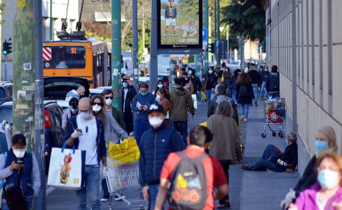 Milan, queues at supermarkets for Easter expenses, esselunga in via Ripamonti, esselunga in viale Umbria (Maurizio Maule Fotogramma, Milan - 2020-04-09) p.s. la foto e utilizzabile nel rispetto del contesto in cui e stata scattata, e senza intento diffamatorio del decoro delle persone rappresentate  Copyright: xMaurizioxMaulex xFOTOGRAMMAx