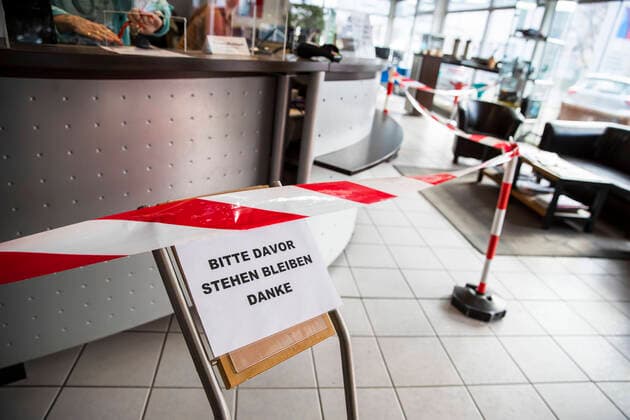 Absperrung in eine KFZ Werkstatt zum Schutz von Mitarbeiter in Berlin am 9. April 2020. Um die Verbreitung des Coronavirus (SARS-CoV-2) zu verlangsamen beschlossen Bund und Laender weitere Restriktionen. Nachdem Museen, Theatern, Sportveranstaltungen usw verboten wurden sind seit einigen Tagen weitere verschaerfte Massnahmen in Kraft getreten wie z.B. Verbot von Versammlungen in der Oeffentlichkeit mit mehr als zwei Personen, Einhaltung von Mindestabstand zwischen Personen und Schliessung von Gastronomiebetrieben mit Ausnahme von Abholung und Lieferung. Coronavirus in Berlin
