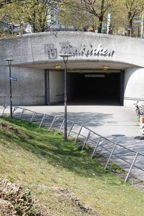 Thalkirchen-Thalkirchner Platz- U-Bahn Eingang Muenchen 09.04.20 Muenchen