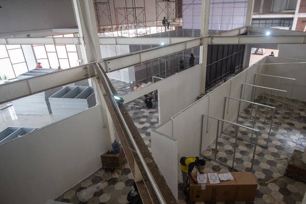 Coronavirus in Indonesien, provisorisches Krankenhaus in Tangerang Selatan wird eingeri (200409) -- SOUTH TANGERANG, April 9, 2020 -- People build a makeshift quarantine hospital against COVID-19 in South Tangerang in Indonesia, April 9, 2020. The Indonesian government said on Thursday that the number of confirmed cases of the COVID-19 in the country jumped to 3,293 and the death toll climbed to 280. ) INDONESIA-SOUTH TANGERANG-COVID-19-QUARANTINE HOSPITAL MAKESHIFT VerixSanovri 
