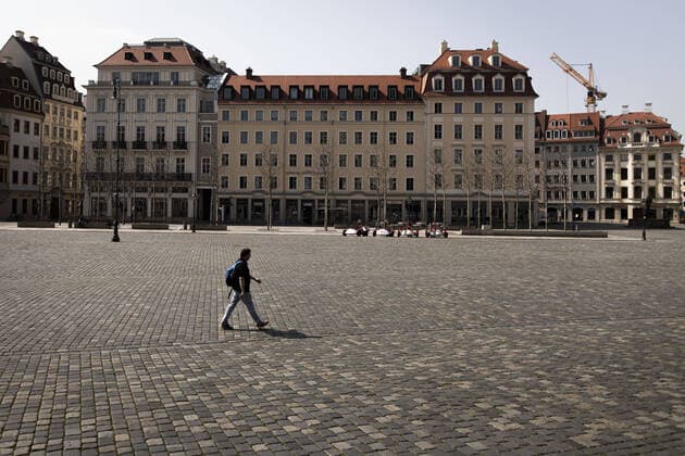 Ein Mann laeuft alleine in der Innenstadt in Dresden, 09.04.2020. Aufgrund der Verbreitung des Coronaviruses gibt es deutschlandweit Ausgangsbeschraenkungen. Dresden Deutschland