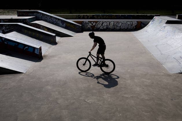 Ein Mann faehrt auf einem Mountainbike in einem Skatepark in Dresden, 09.04.2020. Aufgrund der Verbreitung des Coronaviruses gibt es deutschlandweit Ausgangsbeschraenkungen. Dresden Deutschland