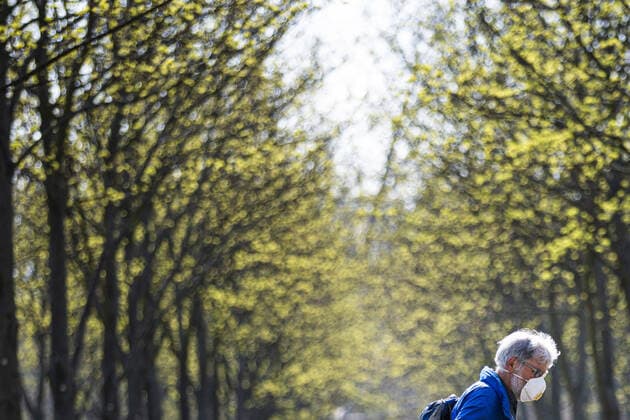Ein Mann mit Mundschutz, aufgenommen auf dem Wochenmarkt an der Lingnerallee in Dresden, 09.04.2020. Aufgrund der Verbreitung des Coronaviruses gibt es erstmals eine Maskenpflicht auf einem Wochenmarkt in Dresden. Dresden Deutschland