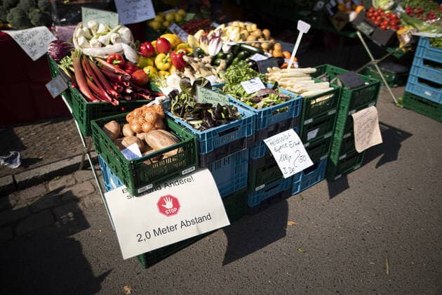 Ein Zettel weist auf den einzuhaltenden Mindestabstand hin auf dem Wochenmarkt an der Lingnerallee in Dresden, 09.04.2020. Aufgrund der Verbreitung des Coronaviruses gibt es erstmals eine Maskenpflicht auf einem Wochenmarkt in Dresden. Dresden Deutschland