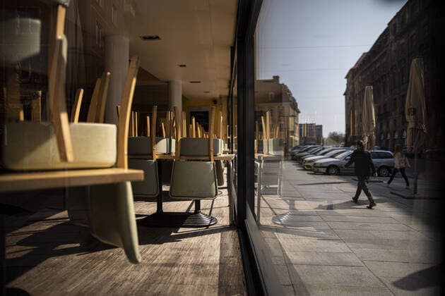 Sitzmoebel einer Gaststaette stehen zusammengestellt in der Innenstadt in Dresden, 09.04.2020. Aufgrund der Verbreitung des Coronaviruses gibt es deutschlandweit Ausgangsbeschraenkungen. Gastronomische Betriebe muessen geschlossen bleiben, sofern sie keinen Liefer- oder Abholbetrieb eingerichtet haben. Dresden Deutschland