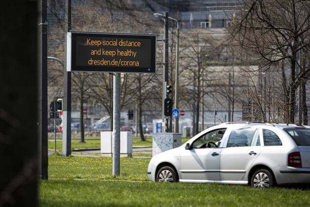 Ein Leuchtschild mit der Aufschrift Keep social distance and keep healthy an einer Strasse, aufgenommen in Dresden, 09.04.2020. Aufgrund der Verbreitung des Coronaviruses gibt es deutschlandweit Ausgangsbeschraenkungen. Dresden Deutschland