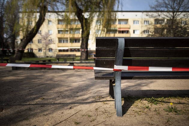 Eine mit Absperrband abgesperrte Bank, aufgenommen in Dresden, 09.04.2020. Aufgrund der Verbreitung des Coronaviruses gibt es deutschlandweit Ausgangsbeschraenkungen. Dresden Deutschland