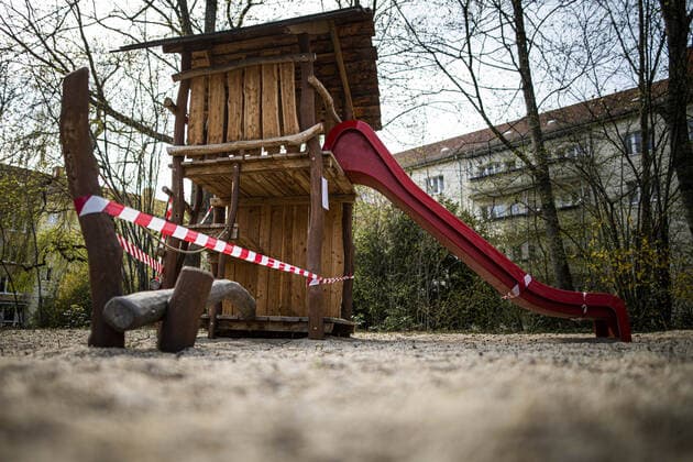 Eine mit Absperrband abgesperrte Rutsche, aufgenommen auf einem Spielplatz in Dresden, 09.04.2020. Aufgrund der Verbreitung des Coronaviruses gibt es deutschlandweit Ausgangsbeschraenkungen. Dresden Deutschland