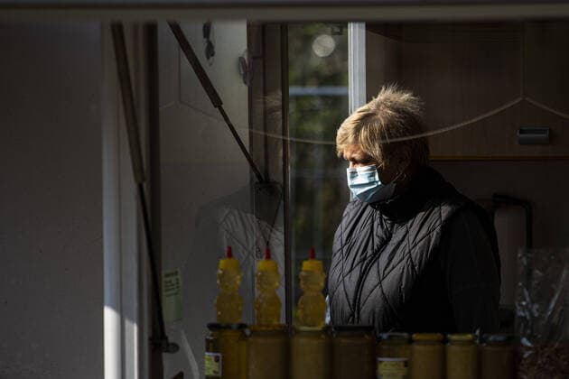 Eine Verkaeuferin mit Mundschutz, aufgenommen auf dem Wochenmarkt an der Lingnerallee in Dresden, 09.04.2020. Aufgrund der Verbreitung des Coronaviruses gibt es erstmals eine Maskenpflicht auf einem Wochenmarkt in Dresden. Dresden Deutschland