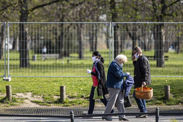 Besucher tragen einen Mundschutz auf dem Wochenmarkt an der Lingnerallee in Dresden, 09.04.2020. Aufgrund der Verbreitung des Coronaviruses gibt es erstmals eine Maskenpflicht auf einem Wochenmarkt in Dresden. Dresden Deutschland