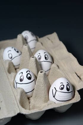 Ostern während Corona ist geprägt von Abstandsregeln und Isolation - Hühnereier mit Abstand in einer Packung