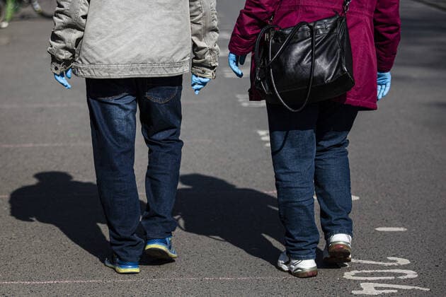 Zwei Personen tragen Schutzhandschuhe auf dem Wochenmarkt an der Lingnerallee in Dresden, 09.04.2020. Aufgrund der Verbreitung des Coronaviruses gibt es erstmals eine Maskenpflicht auf einem Wochenmarkt in Dresden. Dresden Deutschland