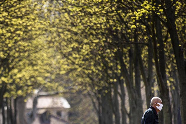 Ein Mann mit Mundschutz, aufgenommen auf dem Wochenmarkt an der Lingnerallee in Dresden, 09.04.2020. Aufgrund der Verbreitung des Coronaviruses gibt es erstmals eine Maskenpflicht auf einem Wochenmarkt in Dresden. Dresden Deutschland
