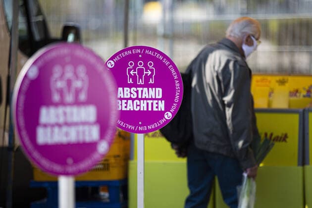 Ein Hinweisschild zum einzuhaltenden Mindestabstand steht auf dem Wochenmarkt an der Lingnerallee in Dresden, 09.04.2020. Aufgrund der Verbreitung des Coronaviruses gibt es erstmals eine Maskenpflicht auf einem Wochenmarkt in Dresden. Dresden Deutschland