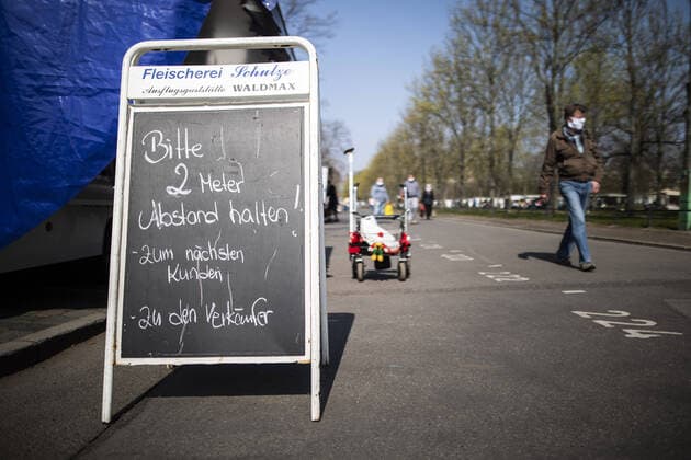 Ein Hinweisschild zum einzuhaltenden Mindestabstand steht auf dem Wochenmarkt an der Lingnerallee in Dresden, 09.04.2020. Aufgrund der Verbreitung des Coronaviruses gibt es erstmals eine Maskenpflicht auf einem Wochenmarkt in Dresden. Dresden Deutschland