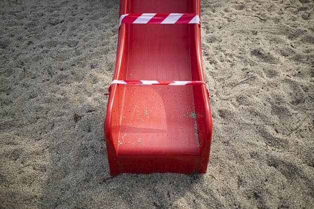 Eine mit Absperrband abgesperrte Rutsche, aufgenommen auf einem Spielplatz in Dresden, 09.04.2020. Aufgrund der Verbreitung des Coronaviruses gibt es deutschlandweit Ausgangsbeschraenkungen. Dresden Deutschland