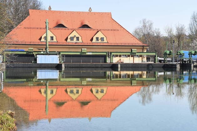 Isartal-Isar Werk1 Mit Spiegelung am Isarwerkkanal Muenchen 09.04.20 Muenchen