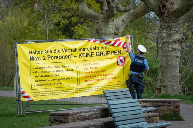 Eine Polizeistreife kontrolliert am Donnerstag (09.04.2020) am Staden in Saarbrücken ob die Verhaltensregeln im Rahmen der Corona Pandemie eingehalten werden. Für das Osterwochenende hat die Polizei wieder verstärkt Kontrollen an den bekannten Saarbrücker Ausflugszielen angekündigt.
