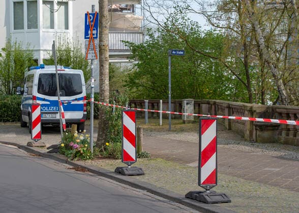 Ein großer Teil der Parkplätze am Staden in Saarbrücken, darunter auch Anwohnerparkplätze, sind am Donnerstag (09.04.2020) gesperrt. Die Sperrung bleibt auch über das gesamte Osterwochenende bestehen. So soll verhindert werden, dass sich während der Corona Pandemie große Menschngruppen an dem Saarbrücker Ausflugsziel versammeln. Die Polizei hat für das Wochenende auch wieder verstärkt Kontrollen angekündigt.