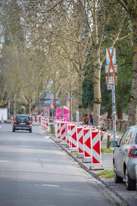 Ein großer Teil der Parkplätze am Staden in Saarbrücken, darunter auch Anwohnerparkplätze, sind am Donnerstag (09.04.2020) gesperrt. Die Sperrung bleibt auch über das gesamte Osterwochenende bestehen. So soll verhindert werden, dass sich während der Corona Pandemie große Menschngruppen an dem Saarbrücker Ausflugsziel versammeln. Die Polizei hat für das Wochenende auch wieder verstärkt Kontrollen angekündigt.