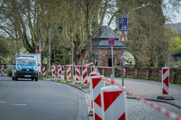 Ein großer Teil der Parkplätze am Staden in Saarbrücken, darunter auch Anwohnerparkplätze, sind am Donnerstag (09.04.2020) gesperrt. Die Sperrung bleibt auch über das gesamte Osterwochenende bestehen. So soll verhindert werden, dass sich während der Corona Pandemie große Menschngruppen an dem Saarbrücker Ausflugsziel versammeln. Die Polizei hat für das Wochenende auch wieder verstärkt Kontrollen angekündigt.