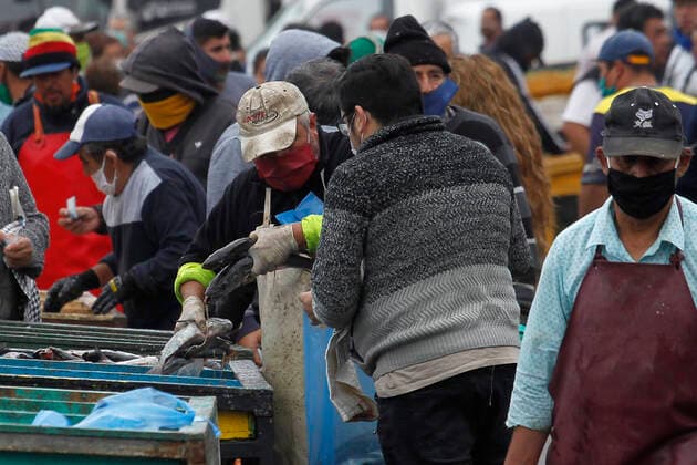 Valparaiso, April 9, 2020 Agglomerations in Caleta Portales for fish and seafood shopping before Easter Sebastian Cisterns Aton Chile , Valparaiso Chile Aton 411099  Copyright: SEBASTIANxCISTERNAS ATONxCHILE.