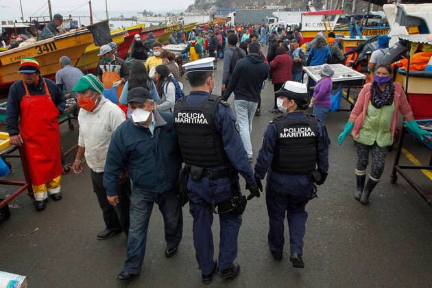 Valparaiso, April 9, 2020 Agglomerations in Caleta Portales for fish and seafood shopping before Easter Sebastian Cisterns Aton Chile , Valparaiso Chile Aton 411100  Copyright: SEBASTIANxCISTERNAS ATONxCHILE.