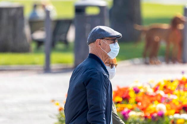 DEU, Deutschland, Baden-Württemberg, Stuttgart, 09.04.2020: Frühling und Conora - in Stuttgart hielten sich die Menschen mehrheitlich an die Allgemeinverfügung infolge der Conora-Pandemie und hielten Abstand. Ganz langsam setzen sich auch Schutzmasken durch.