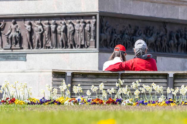 DEU, Deutschland, Baden-Württemberg, Stuttgart, 09.04.2020: Frühling und Conora - in Stuttgart hielten sich die Menschen mehrheitlich an die Allgemeinverfügung infolge der Conora-Pandemie und hielten Abstand. Schlossplatz Stuttgart.
