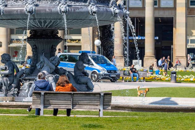 DEU, Deutschland, Baden-Württemberg, Stuttgart, 09.04.2020: Frühling und Conora - in Stuttgart hielten sich die Menschen mehrheitlich an die Allgemeinverfügung infolge der Conora-Pandemie und hielten Abstand. Schlossplatz Stuttgart.