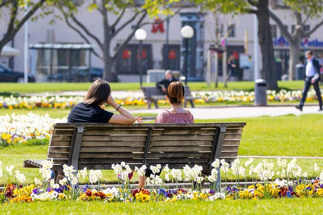 DEU, Deutschland, Baden-Württemberg, Stuttgart, 09.04.2020: Frühling und Conora - in Stuttgart hielten sich die Menschen mehrheitlich an die Allgemeinverfügung infolge der Conora-Pandemie und hielten Abstand. Schlossplatz Stuttgart.