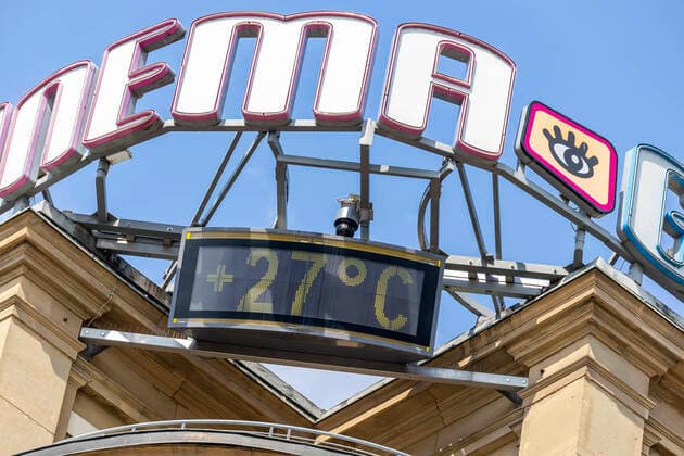 DEU, Deutschland, Baden-Württemberg, Stuttgart, 09.04.2020: Frühling und Conora - in Stuttgart hielten sich die Menschen mehrheitlich an die Allgemeinverfügung infolge der Conora-Pandemie und hielten Abstand. Am Schlossplatz werden um 13.47 Uhr 27 Grad Celsius gemessen.