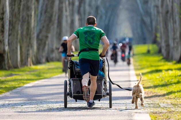 DEU, Deutschland, Baden-Württemberg, Stuttgart, 09.04.2020: Platanenallee im Unteren Schlossgarten in Stuttgart. Bei Frühlingswetter und fast schon sommerlichen Temperaturen hielten sich die meisten an die Regeln und hielten Abstand.