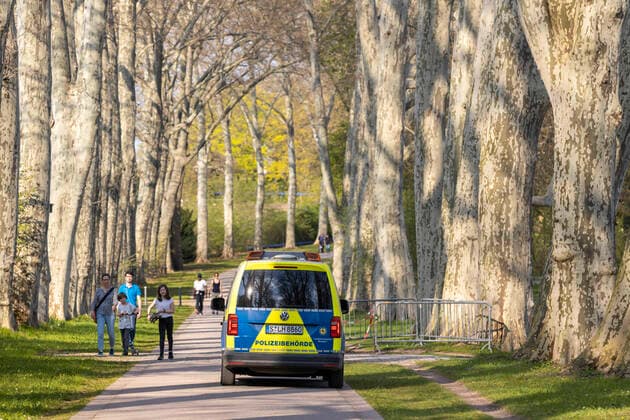DEU, Deutschland, Baden-Württemberg, Stuttgart, 09.04.2020: Platanenallee im Unteren Schlossgarten in Stuttgart. Bei Frühlingswetter und fast schon sommerlichen Temperaturen hielten sich die meisten an die Regeln und hielten Abstand.