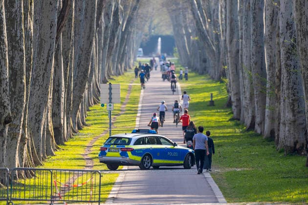 DEU, Deutschland, Baden-Württemberg, Stuttgart, 09.04.2020: Platanenallee im Unteren Schlossgarten in Stuttgart. Bei Frühlingswetter und fast schon sommerlichen Temperaturen hielten sich die meisten an die Regeln und hielten Abstand.