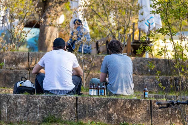 DEU, Deutschland, Baden-Württemberg, Stuttgart, 09.04.2020: Dann trinken wir eben zu Zweit: Im Unteren Schloßgarten in Stuttgrt haben zwei Männer Bier gebunkert. Denn alle Restaurants und Bars sind infolge der Conora-Pandemie geschlossen.