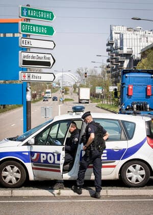 French policemen control a driver in Strasbourg, eastern France, on April 9, 2020, on the 24th day of a strict lockdown in France to stop the spread of COVID-19 NEWS : Covid 19 Coronavirus en France - Strasbourg - 09 04 2020 ElyxandroCEGARRA PANORAMIC 