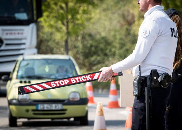 French policemen control a driver in Strasbourg, eastern France, on April 9, 2020, on the 24th day of a strict lockdown in France to stop the spread of COVID-19 NEWS : Covid 19 Coronavirus en France - Strasbourg - 09 04 2020 ElyxandroCEGARRA PANORAMIC 