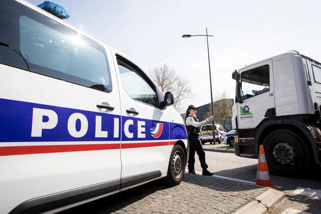 French policemen control a driver in Strasbourg, eastern France, on April 9, 2020, on the 24th day of a strict lockdown in France to stop the spread of COVID-19 NEWS : Covid 19 Coronavirus en France - Strasbourg - 09 04 2020 ElyxandroCEGARRA PANORAMIC 