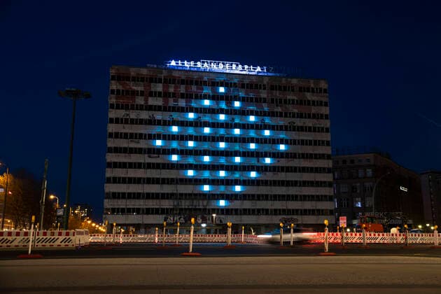 News Bilder des Tages Beleuchtung der Fenster aus einem verlassneen Gebaeude bei Alexanderplatz in Form eines Hernzens in Berlin am 9. April 2020. Um die Verbreitung des Coronavirus (SARS-CoV-2) zu verlangsamen beschlossen Bund und Laender weitere Restriktionen. Nachdem Museen, Theatern, Sportveranstaltungen usw verboten wurden sind seit einigen Tagen weitere verschaerfte Massnahmen in Kraft getreten wie z.B. Verbot von Versammlungen in der Oeffentlichkeit mit mehr als zwei Personen, Einhaltung von Mindestabstand zwischen Personen und Schliessung von Gastronomiebetrieben mit Ausnahme von Abholung und Lieferung. Coronavirus in Berlin