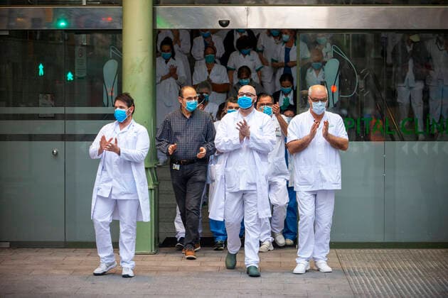 A group of doctors and health personnel from the Hospital clinic applauding those that show gratitude towards them during the coronavirus crisis.The Hospital Clinic de Barcelona is one of the main centers where Covid19 is fought in Spain. Since the state of alarm was decreed throughout the country due to the increase in coronavirus infections, thousands of people have been diagnosed and others have died due to the virus. Barcelona Catalonia Spain Copyright: xSergixReboredox xVWPicsx SRE-BARCELONA COVID-49